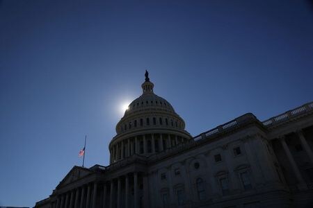 　３月５日、米上院民主党はバイデン大統領の１兆９０００億ドル規模の新型コロナウイルス追加経済対策法案で、主要な争点の一つである失業給付の上乗せ額を週３００ドルにすることで合意した。（２０２１年　ロイター／Tom Brenner）