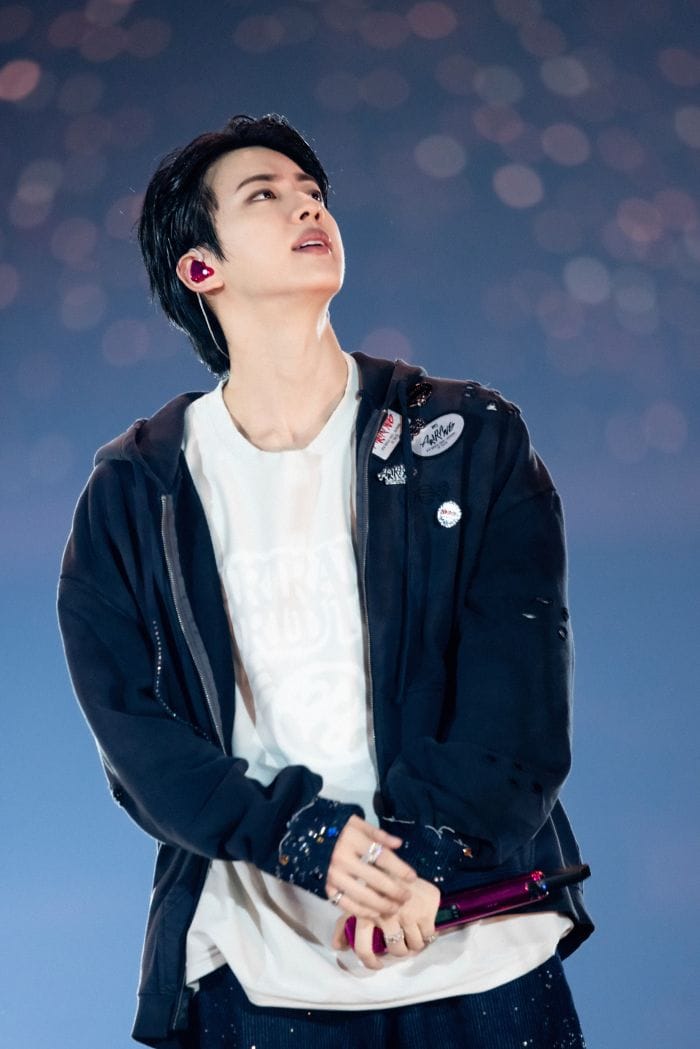 Jinはいつものように投げキスで会場を沸かせた　(P)&(C)BIGHIT MUSIC