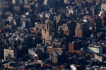 　信用調査会社ＫＢＲＡが２６日公表したリポートによると、米国内の商業用不動産ローン担保証券（ＣＭＢＳ）の７月のローン延滞率は前月から３４ｂｐ上昇し３．９３％になった。写真はニューヨークで同日撮影（２０２３年　ロイター／Amr Alfiky）