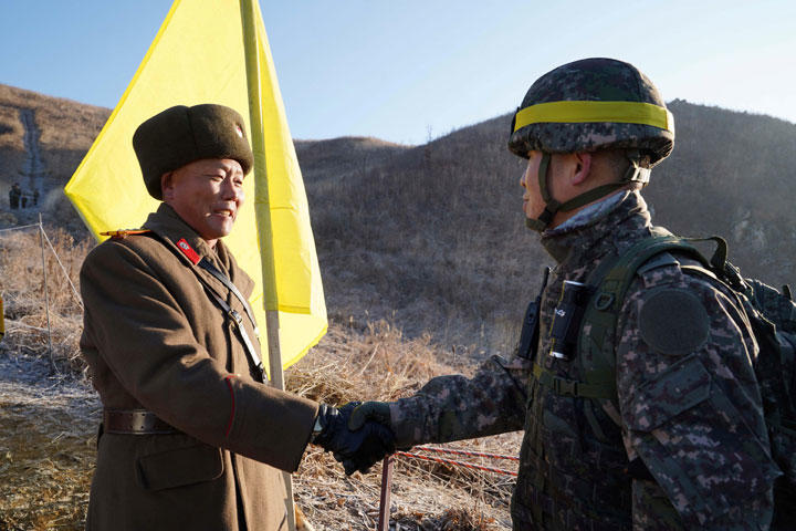 小さいが大きな一歩（12月12日、非武装地帯で握手を交わす北朝鮮と韓国の兵士）　South Korean Defence Ministry/ REUTERS