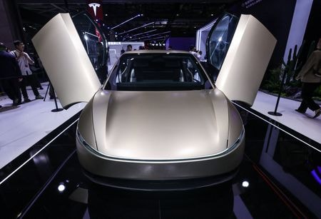 写真は「中国国際輸入博覧会（CIIE）」で展示されるテスラの「サイバーキャブ」の車両。２０２５年１１月、中国・上海で撮影。REUTERS/Maxim Shemetov