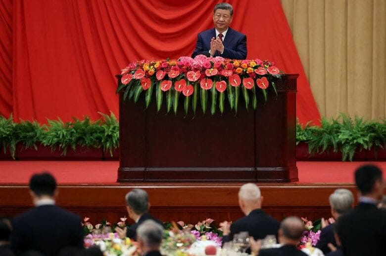 中国の習近平国家主席（中央）。9月30日、北京の人民大会堂で代表撮影。REUTERS