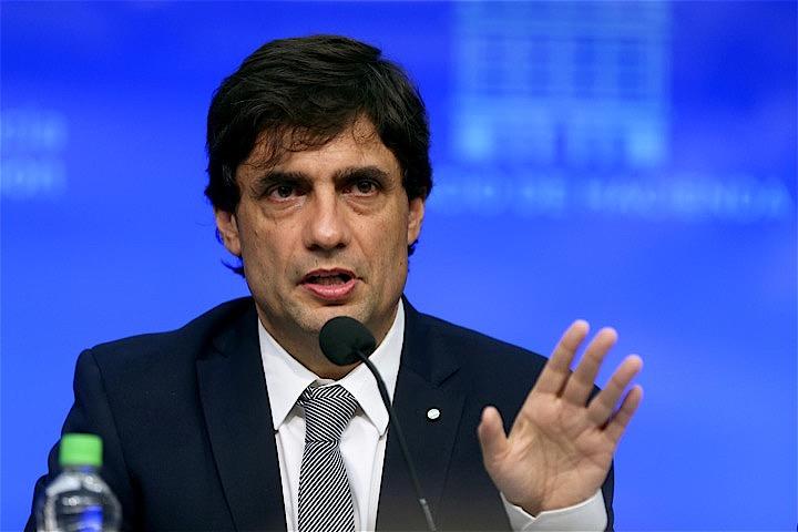 アルゼンチン政府が債務の返済期限延長計画を示したことで、投資家は同国が再び本格的なデフォルト（債務不履行）に陥るのではないかと戦々恐々だ。写真は２０日、ブエノスアイレスで記者会見に臨むラクンサ財務相（２０１９年　ロイター/Agustin Marcarian）