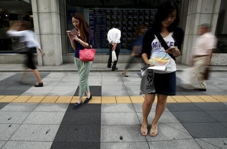 　８月１６日、寄り付きの東京株式市場で、日経平均株価は前営業日比９円１０銭高の１万６８７８円６６銭となり、小反発して始まった。写真は都内の株価ボード、２０１５年９月撮影（２０１６年　ロイター／Yuya Shino）