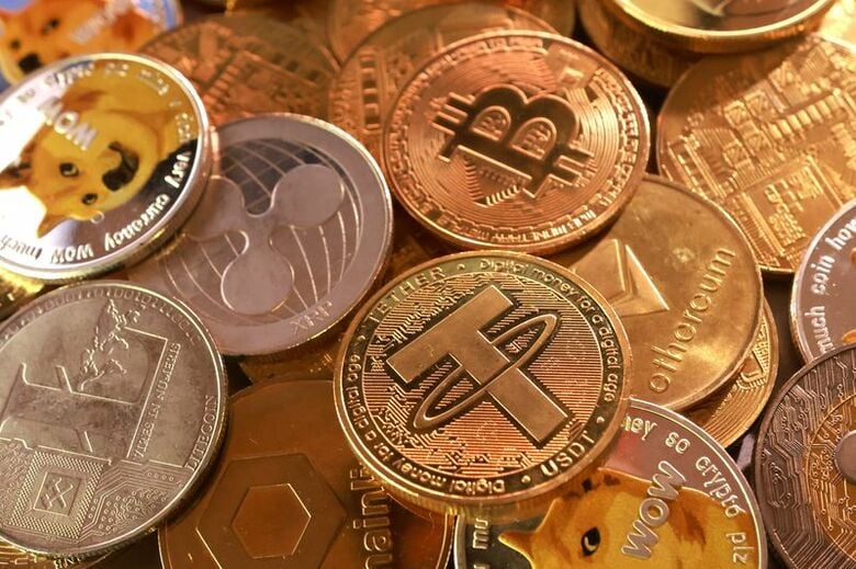 仮想通貨のコイン。2025年9月10日撮影のイメージ写真。REUTERS/Dado Ruvic/Illustration