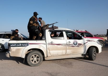　３月９日、シリア暫定政府を主導する旧反体制派「シャーム解放機構（ＨＴＳ）」の指導者アハマド・シャラア（通称ジャウラニ）氏は、暫定政権側の治安部隊とアサド前政権支持者の間で発生した衝突を受け、加害者の責任を追及すると表明した。写真は軍の兵士。アレッポで７日撮影（２０２５年　ロイター/Mahmoud Hassano）