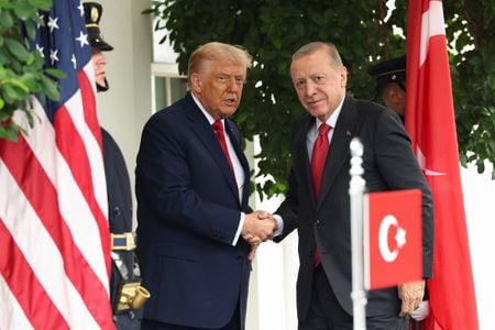 トルコのエルドアン大統領は３日、トランプ米大統領と電話会談を行い、トルコは地域和平に向けた努力を歓迎するとし、その成功にはイスラエルの攻撃停止が必要だとの見解を示した。写真は、米ホワイトハウスで９月撮影（２０２５年　ロイター/Kevin Lamarque）
