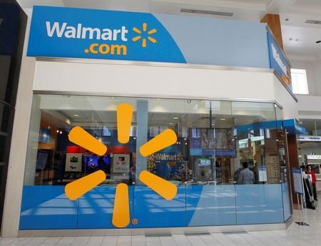 　米小売り大手ウォルマートは９日、数十年続けてきた店舗従業員への四半期賞与を段階的に廃止する方針を示した。時給引き上げに伴う措置。２０１１年１１月、カリフォルニア州で撮影（２０２１年　ロイター/Fred Prouser）