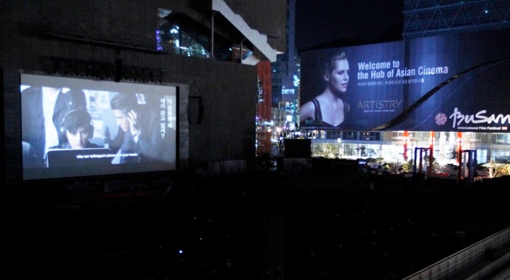 「Welcome to the Hub of Asian Cinema」というキャッチコピーを掲げる釜山国際映画祭。写真は2012年のオープニング作品上映のようす　REUTERS/Lee Jae Won