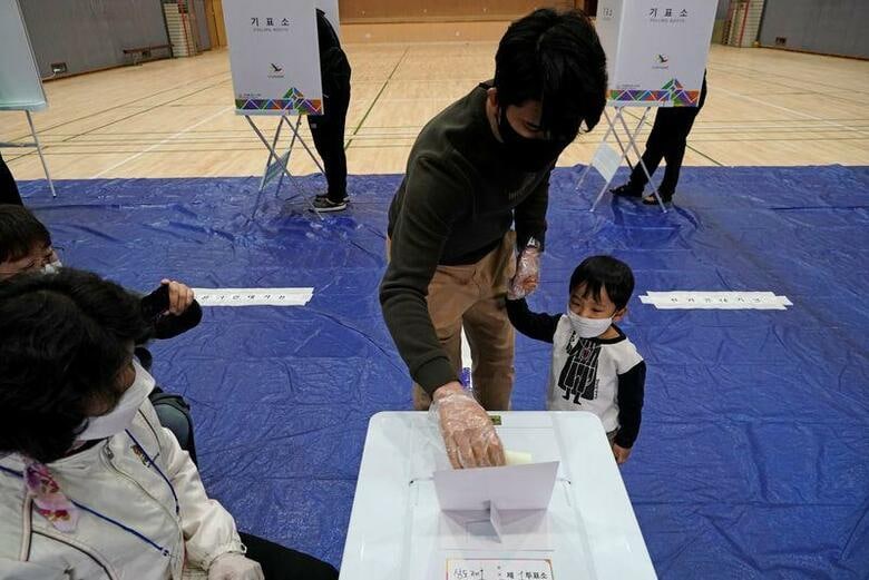韓国で総選挙（定数300）が行われ、文在寅（ムン・ジェイン）大統領が率いる革新系与党「共に民主党」などが過半数議席を獲得し、圧勝した。ソウル市内の投票所で撮影（2020年　ロイター／Kim Hong-Ji）