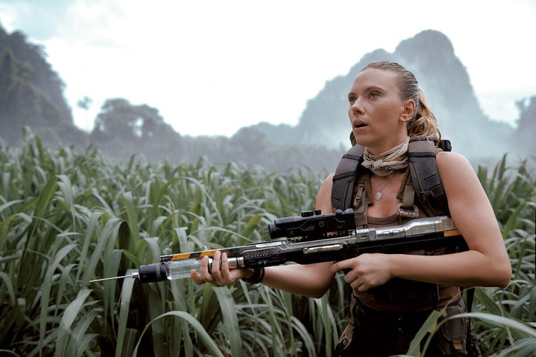 恐竜を再生した研究施設の島に乗り込む工作員ゾーラ（ヨハンソン）　©2025 UNIVERSAL STUDIOS. ALL RIGHTS RESERVED.