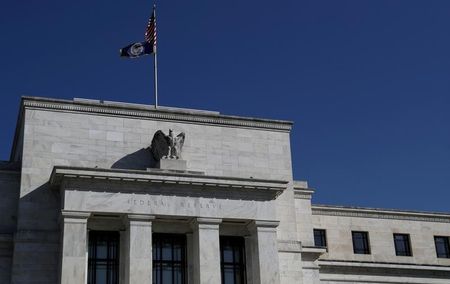 米フィラデルフィア地区連銀のハーカー総裁は１５日、米国は新型コロナウイルス感染拡大の制御に失敗したとの認識を示し、経済がコロナ禍で受ける影響を巡る不確実性は極めて高いと述べた。ワシントンのＦＲＢ本部で昨年３月撮影（２０２０年　ロイター/Leah Millis）