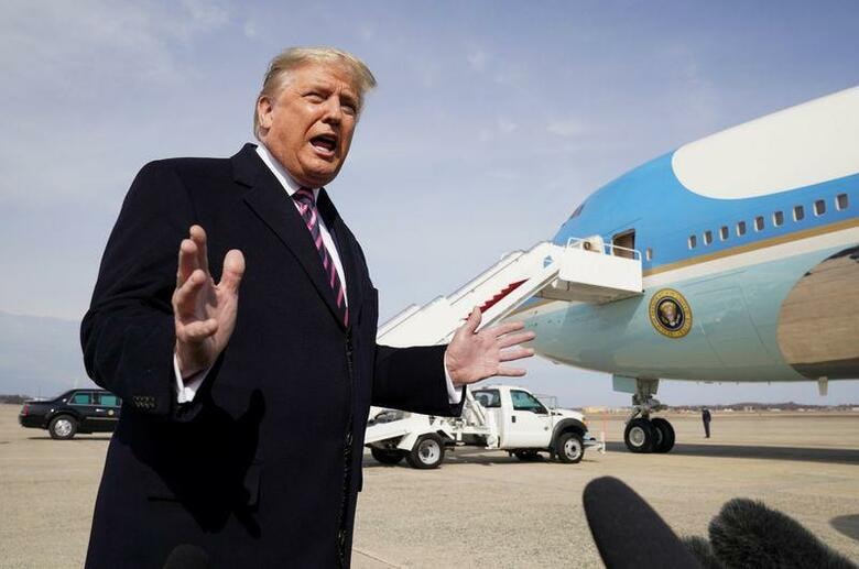 トランプ米大統領は18日、中国に対する貿易制限を非難し、国家安全保障を「口実」にして外国による米製品の購入が困難になることはないと述べた。メリーランド州アンドルーズ空軍基地で撮影（2020年　ロイター/KEVIN LAMARQUE）