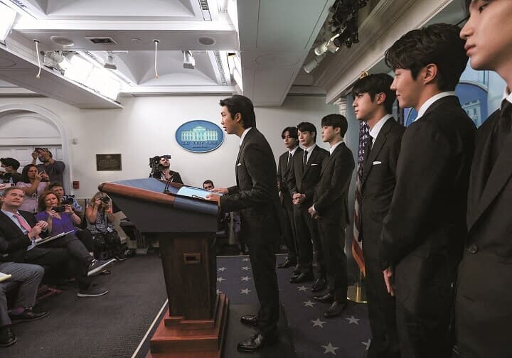6月にはホワイトハウスにも招かれたBTSだったが…… LEAH MILLISーREUTERS