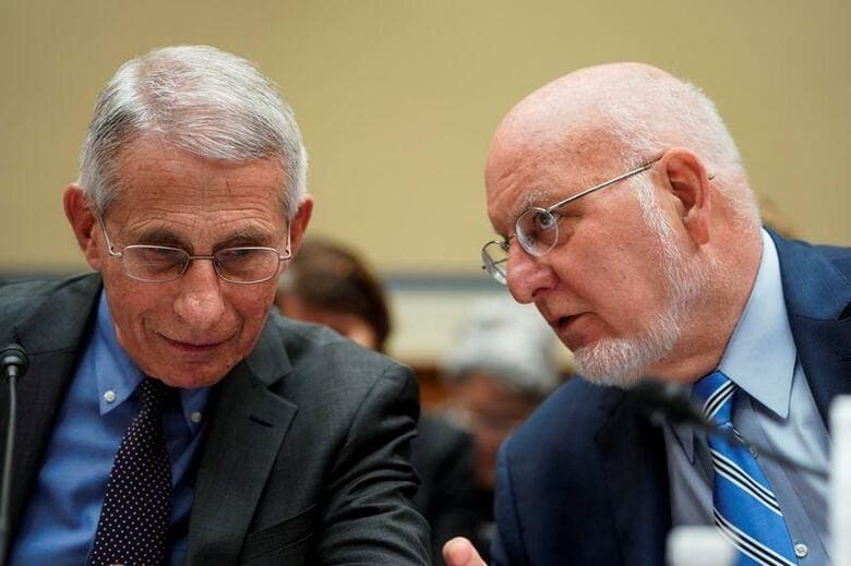 米疾病対策センター（CDC）のレッドフィールド所長（右）は13日、米国で新型コロナウイルス感染が週内にピークを迎える可能性があるとの見通しを示した。3月撮影（2019年　ロイター/JOSHUA ROBERTS）