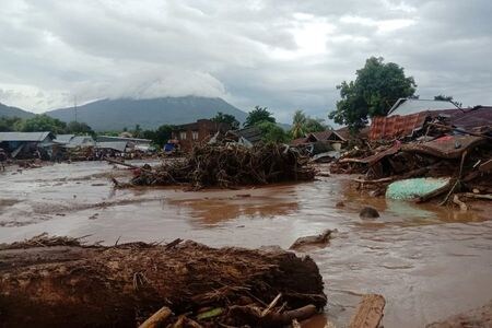 　４月５日、インドネシアの国家防災庁（ＢＮＰＢ）は５日、同国南東部で発生した洪水や土砂崩れによる死者数が少なくとも５５人になったと発表した。４０人の安否が依然不明という。写真は東ヌサトゥンガラで４日撮影。提供写真（２０２１年　ロイター／Antara Foto）