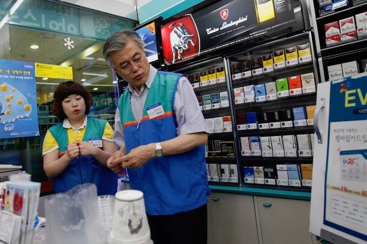 文在寅大統領は、野党時代の2012年、コンビニの仕事を体験した　REUTERS/Kim Hong