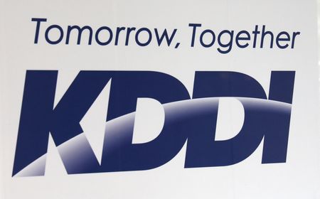 　７月４日、東京株式市場で通信大手のＫＤＤＩ株が一時４％弱下落した。写真はKDDIのロゴ。都内で３日撮影（２０２２年　ロイター）
