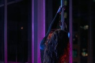 「不適切衣装」でポールダンス...撮影女性ら逮捕、「軽率だった」と反省