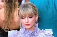 【動画】自身の恋愛をネタにした司会者の冗談にニコリともせず...テイラー・スウィフトがゴールデングローブ賞授賞式で見せた「死の視線」