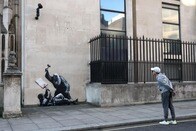 ロンドン警察を怒らせたバンクシー、ついに正体判明へ？ 裁判所への「抗議の壁画」で捜査を開始