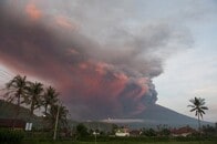 インドネシア、バリ島の火山を噴火警戒レベル最高に引き上げ