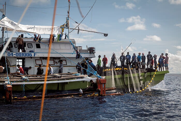 フィリピン・パラワン州リサール沖で操業する漁船。多くのフィリピン人漁業者が海上で中国の海警局や民兵船の嫌がらせを受けている。中国が南シナ海のサビナ礁で埋め立てを進めているのは交易路と漁場の支配をもくろんでいるため、と彼らは考えている(5月27日)