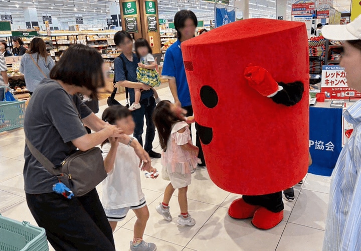 量販店でのPR活動の様子：お買い物でできる貢献をアピール