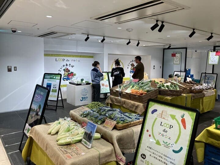Jバイオフードリサイクルが生産した肥料で栽培された野菜を東京駅のマルシェで販売している