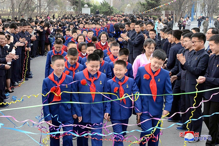 北朝鮮では学生への思想教育が強化されているというが（画像は今年4月に配信された新学年を迎える式典の様子）　KCNA-REUTERS