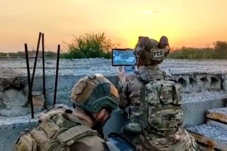 ドローンを操縦するウクライナの兵士（2022年11月）　EYEPRESS via Reuters Connect