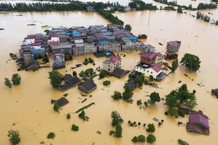 　記録的な大雨に見舞われている中国では３３の河川で水位が過去最高を記録し氾濫が起きている。写真はチャイナ・デーリーが提供。江西省九江市で８日に撮影（２０２０年　ロイター／China Daily）