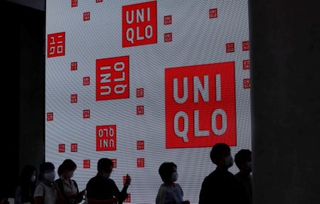ファーストリテイリングの柳井正会長兼社長の同社株保有比率が１７．１９％に低下したことが、５月９日提出の変更報告書で分かった。従来は１８．２０％だったが、４月３０日までに売却した。 写真は同社が運営する「ユニクロ」のロゴ。２０２０年６月、都内で撮影（２０２４年　ロイター/Kim Kyung-Hoon）