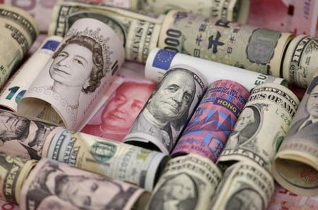 　４月１７日、ニューヨーク外為市場では、ユーロと英ポンドが下落したことでドルがやや上向いた。ただ、中東情勢の緊張のほか、米中の通商摩擦を背景にドルに対する慎重な見方は払拭（ふっしょく）されていない。２０１６年１月撮影（２０１８年　ロイター/Jason Lee/Illustration/File Photo）