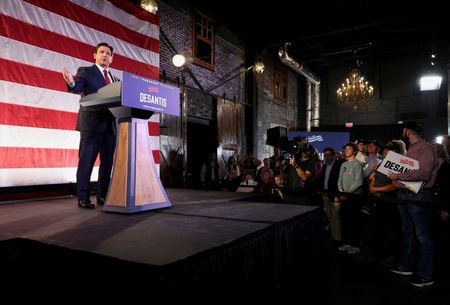 　２０２４年米大統領選に向けた共和党候補指名争いを巡り、アイオワ州のキム・レイノルズ知事は１１月６日、指名獲得を目指すフロリダ州のデサンティス知事（写真）を支持すると表明した。６日撮影（２０２３年　ロイター/Rachel Mummey）