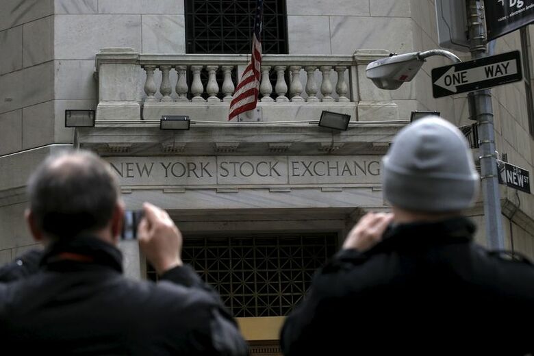 １月１５日、米国株式市場にベアマーケットのサインが点灯するなか、世界の著名投資家の一部は、さらに１０─２０％下落する可能性があると予想しており、まだ買いを入れる時期ではない、と考えていることが分かった。ニューヨークで撮影（２０１６年　ロイター/Brendan McDermid）