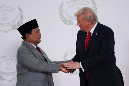１０月１３日、インドネシアのプラボウォ大統領がトランプ米大統領に、トランプ氏の次男でトランプ・オーガニゼーションのエグゼクティブバイスプレジデントであるエリック氏と面会できるか尋ねたことが、マイクが拾った音声で判明した。写真は同日、シャルムエルシェイクで握手する両首脳。代表撮影（２０２５年　ロイター）