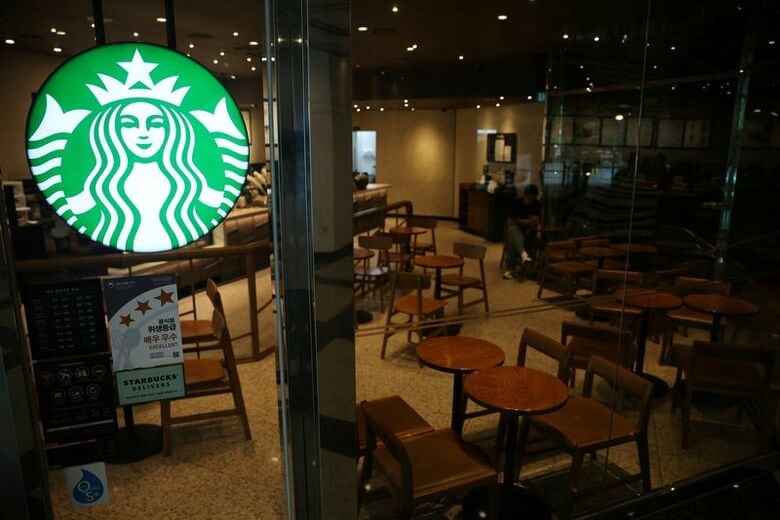 写真はスターバックスの店舗。2026年5月、ソウルで撮影。REUTERS/Kim Hong-Ji
