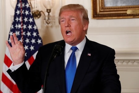FILE PHOTO: U.S. President Donald Trump speaks about the Iran nuclear deal in the Diplomatic Room of the White House in Washington, October 13, 2017. REUTERS/Kevin Lamarque/File Photo - RC1B7A7817F0