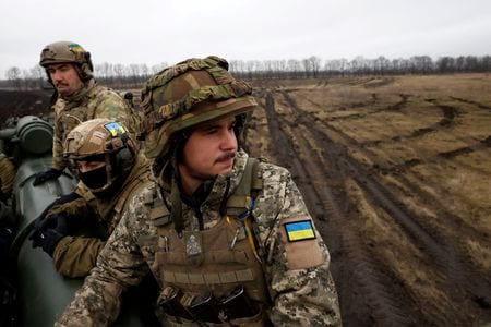 ロシア軍は２７日もウクライナ東部と南部の都市への攻撃を続けた。東部ドネツク州の激戦地バフムトの攻防が激しさを増す中、ロシアのラブロフ外相は西側諸国はロシアを破壊するために「戦場で」ロシアを負かすことを望んでいるとの認識を表明。シルアノフ財務相は、ロシアの２０２３年の財政赤字が政府想定を上回る可能性があると述べた。写真は東部ドネツク州バフムト付近に展開するウクライナ軍（２０２２年　ロイター／Clodagh Kilcoyne）