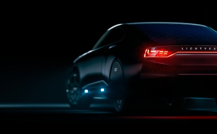 ソーラー電力だけで走行するエネルギー自給自足型の自動車「ライトイヤー・ワン」-lightyear