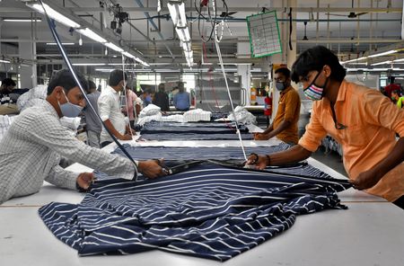 　１２月１２日、インド統計省が１２日発表した１０月の鉱工業生産指数は前年同月比１１．７％上昇した。写真はインドのアーンドラ・プラデーシュにある繊維工場で昨年２月撮影（２０２３　ロイター／Samuel Rajkumar）