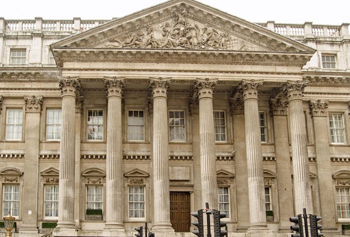 何十年も潜伏を続けるラシュディの生活が物語に反映されている？（写真は豪邸のイメージ画像です）　Amanda Lewis-iStock.