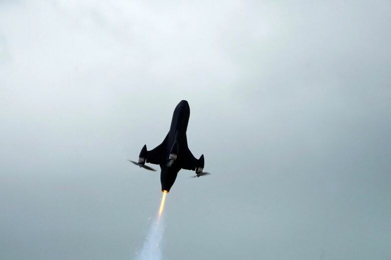 ラトビア国内の軍事演習場で行われたＮＡＴＯによる迎撃ドローンのデモ。26日撮影　REUTERS/Ints Kalnins
