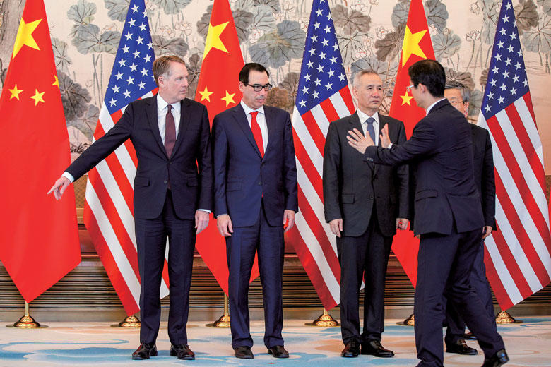 5月1日、北京での協議を終えて報道陣の前に現れた米中当局者たち　ANDY WONG-POOL-REUTERS