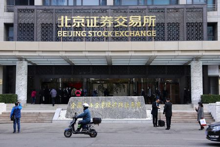 　３月１３日、国際金融協会（ＩＩＦ）が発表した２月の新興国証券に対する外国人投資家の資金フローは、１５９億ドルの買い越しだった。北京で２０２１年１１月撮影（２０２５年　ロイター/Tingshu Wang）