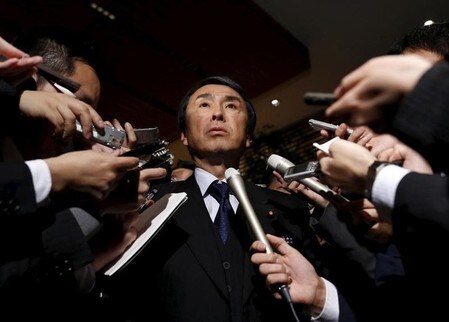 　１月６日、石原伸晃経済再生相は閣議後会見で、トランプ次期米大統領によるトヨタ自動車のメキシコ工場建設に対する批判について、「トランプ氏はまだ大統領に就任していない」と指摘。トランプ新政権の経済政策は今月２０日の就任後の声明を見て判断することが重要とし、「この時点でコメントするのは差し控える」と述べた。 写真は都内で昨年１月撮影（２０１７年　ロイター/Yuya Shino）