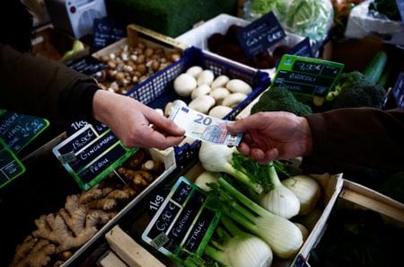 写真は市場の買い物客。2024年2月、フランスのナントで撮影。REUTERS/Stephane Mahe