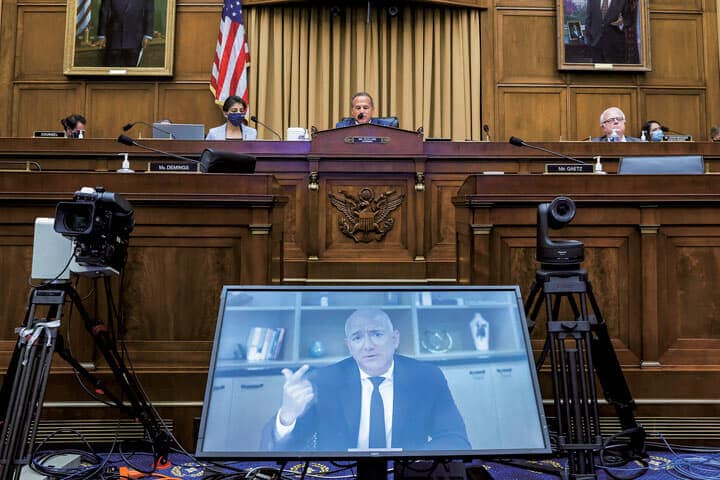 IT業界の改革法案は超党派の支持を得ている（写真は米下院司法委員会の反トラスト法に関する公聴会にリモートで参加したアマゾンのジェフ・ベゾスCEO、2020年）　GRAEME JENNINGS-POOL-REUTERS