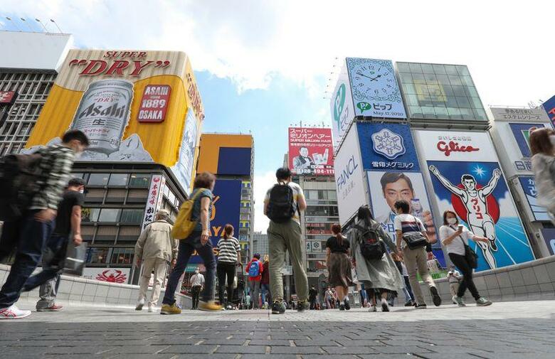 西村康稔経済再生担当相は大阪と京都、兵庫の3府県が新型インフルエンザ対策特別措置法に基づく緊急事態宣言の発令を要請したことを受けて記者会見し、「緊急事態が視野に入る、厳しい状況にあるとの認識を共有した」と述べた。写真は緊急事態宣言解除後の初めて日曜日を迎えた大阪市の道頓堀。2020年5月撮影（2021年　時事通信）